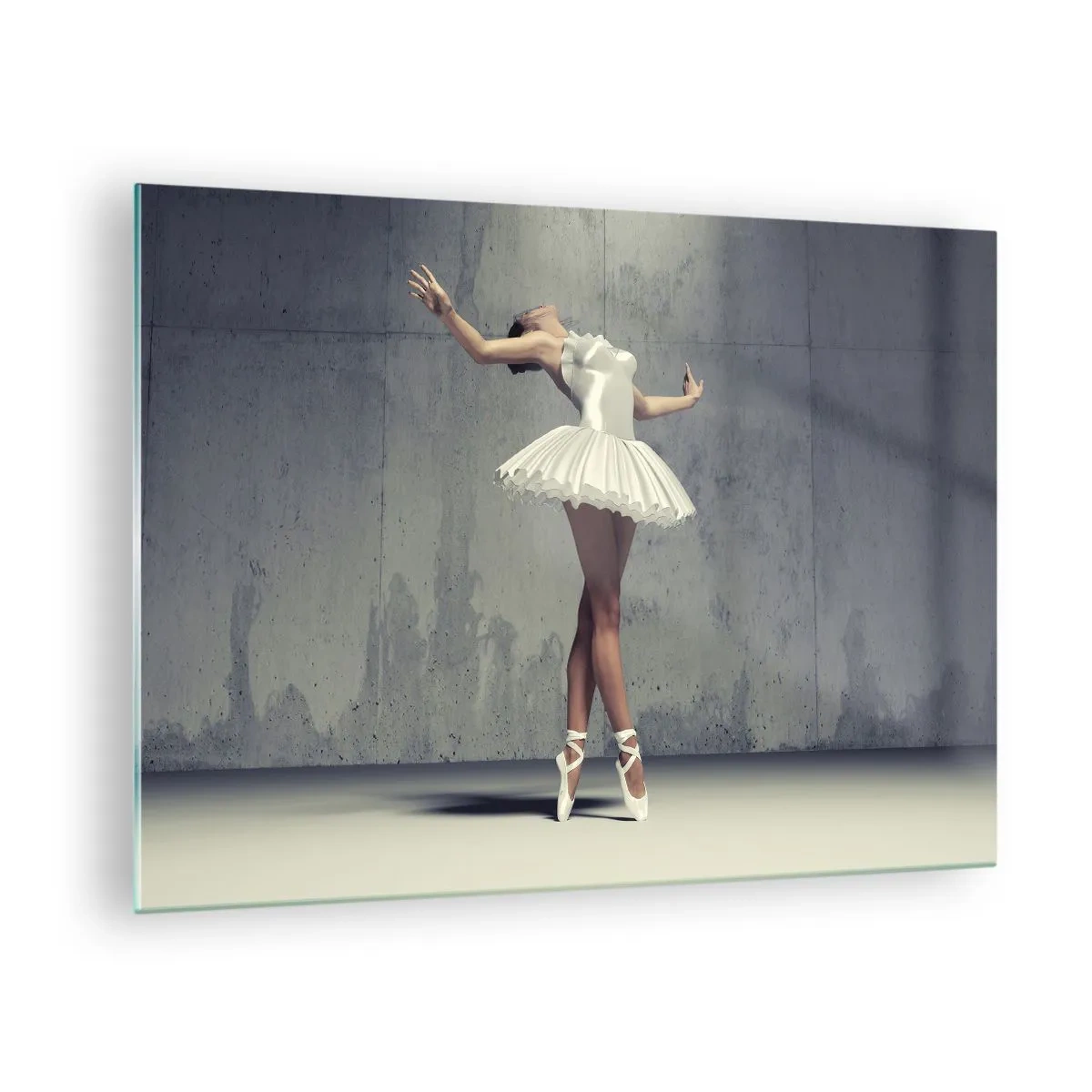 Glastavla - Bild på glas - En ballerina i en vit klänning mot en rå vägg - 70x50cm - Lätt som en fågel - Modern väggdekoration för vardagsrum och sovrum ARTTOR