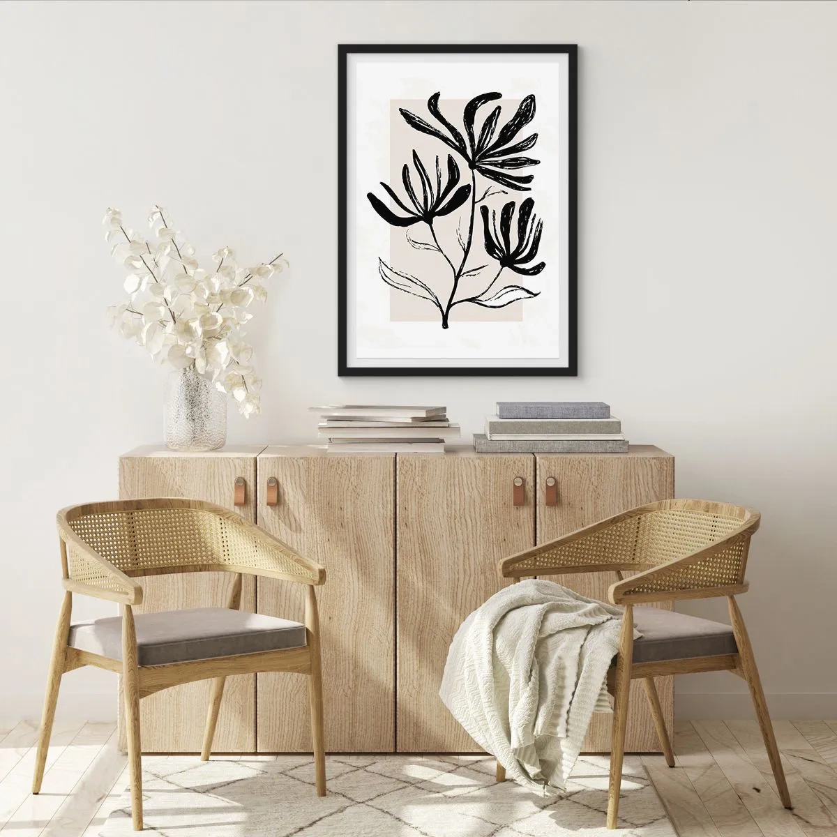 Affisch i svart ram - Svartvit illustration av blommor mot beige bakgrund - 50x70cm - Skiss för ett herbarium - Modern väggdekoration för vardagsrum och sovrum ARTTOR