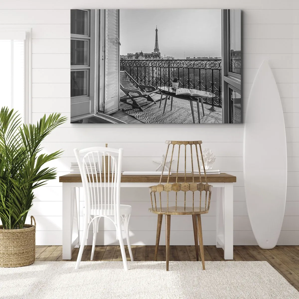 Canvastavla - Bild på duk - Utsikt över Eiffeltornet från balkongen med solstolar och ett bord - 70x50cm - En eftermiddag i Paris - Modern väggdekoration för vardagsrum och sovrum ARTTOR