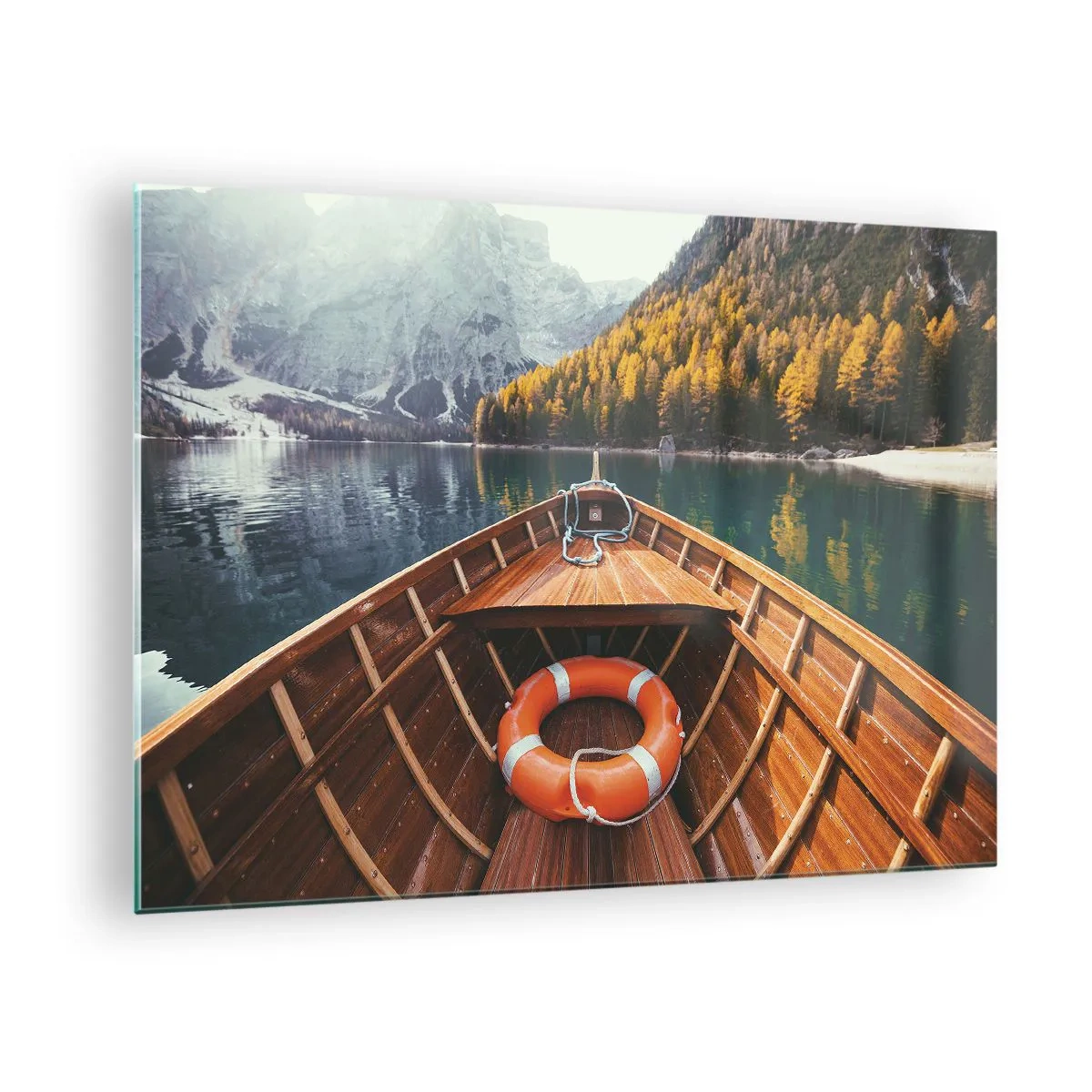 Glastavla - Bild på glas - Utsikt från en träbåt över en fjällsjö och en höstskog - 70x50cm - Utflykt i fjällen - Modern väggdekoration för vardagsrum och sovrum ARTTOR