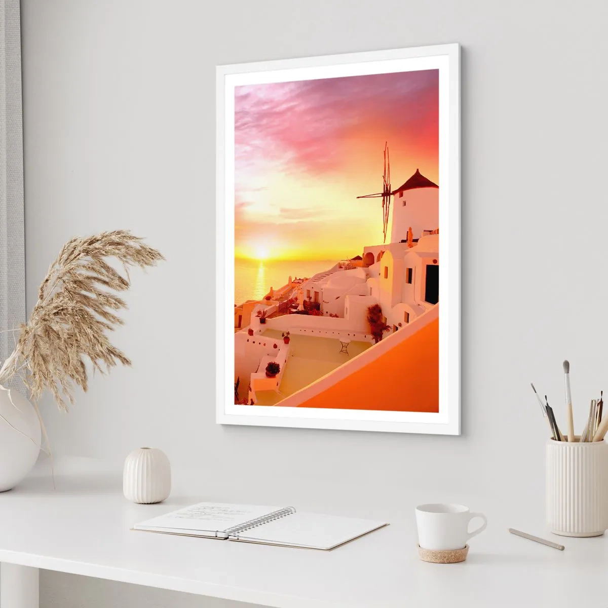 Affisch i vit ram - Smälta sig in i vitt och guld - 70x100 cm