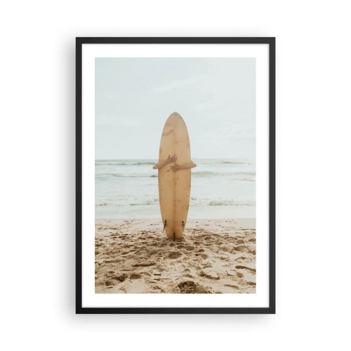 Affisch i svart ram - En person som håller en surfbräda på en strand med utsikt över havet. - 50x70cm - Av kärlek till vågorna - Modern väggdekoration för vardagsrum och sovrum ARTTOR