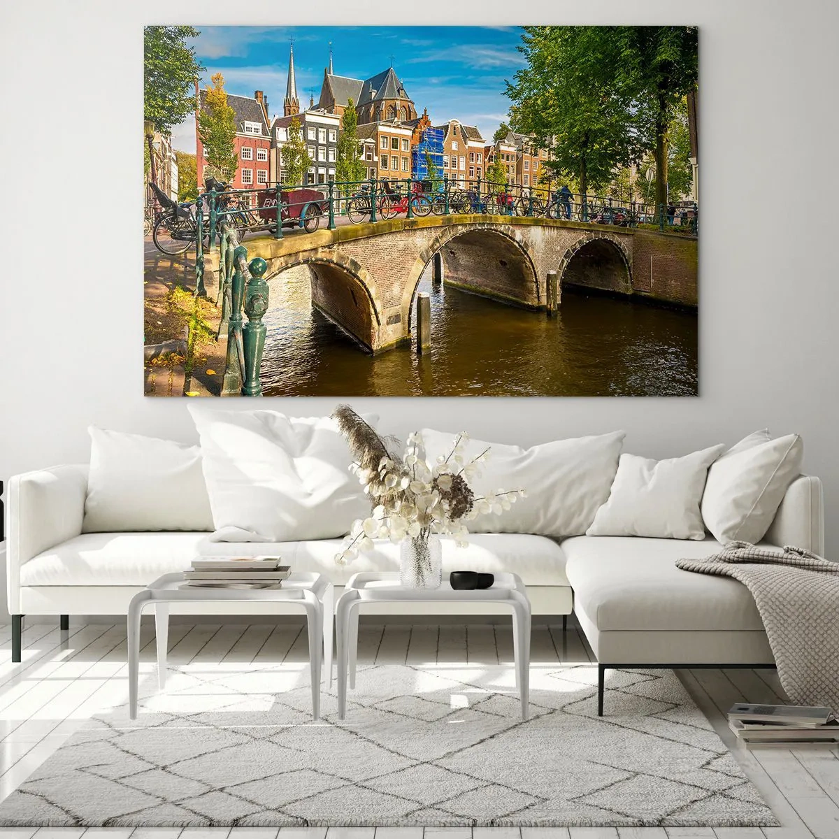 Glastavla - Bild på glas - En bro över en kanal omgiven av historisk arkitektur och grönska - 70x50cm - Vår vid kanalen - Modern väggdekoration för vardagsrum och sovrum ARTTOR