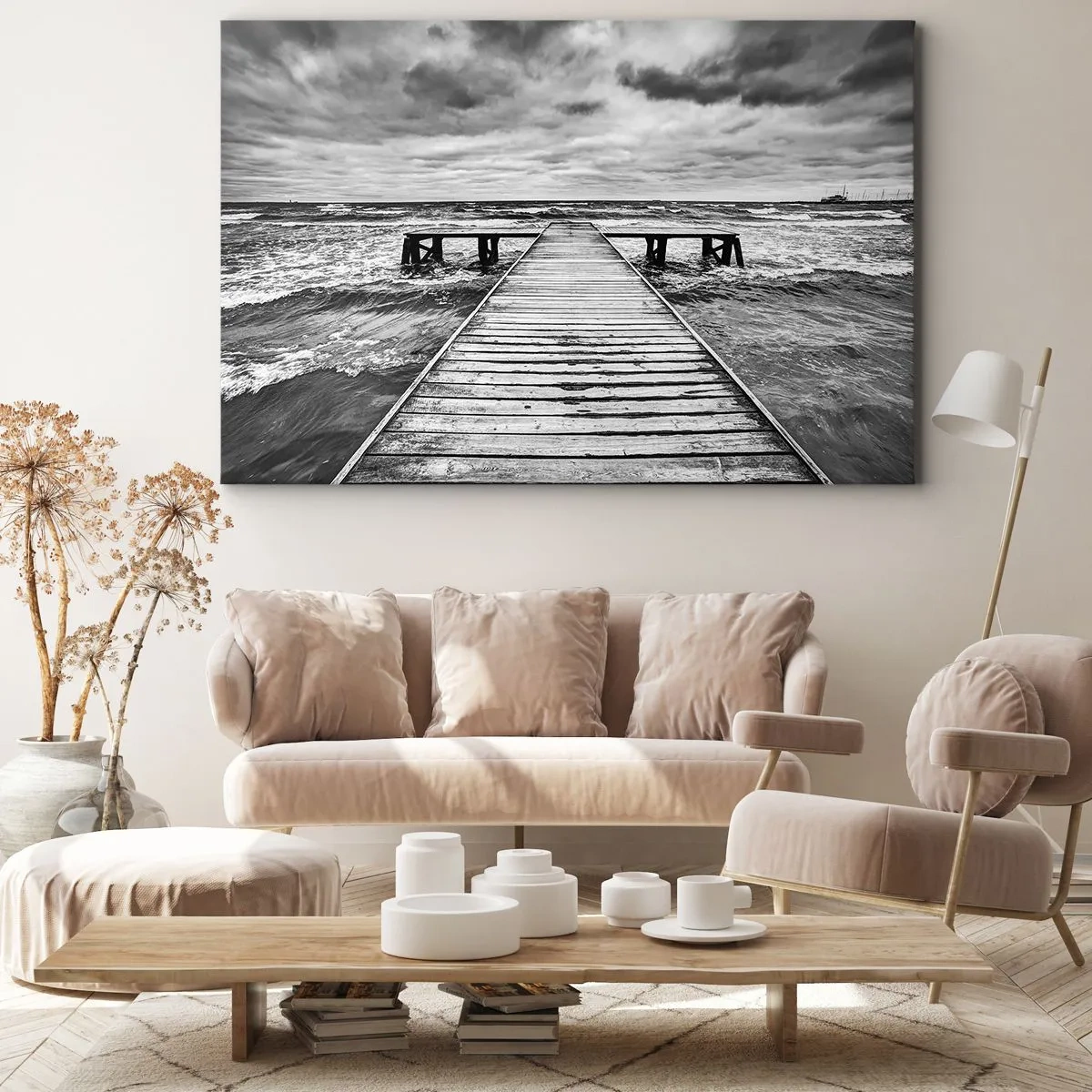 Canvastavla - Bild på duk - En svartvit vy av en träbrygga över ett stormigt hav. - 70x50cm - Jag väntar på vind som blåser bort... - Modern väggdekoration för vardagsrum och sovrum ARTTOR