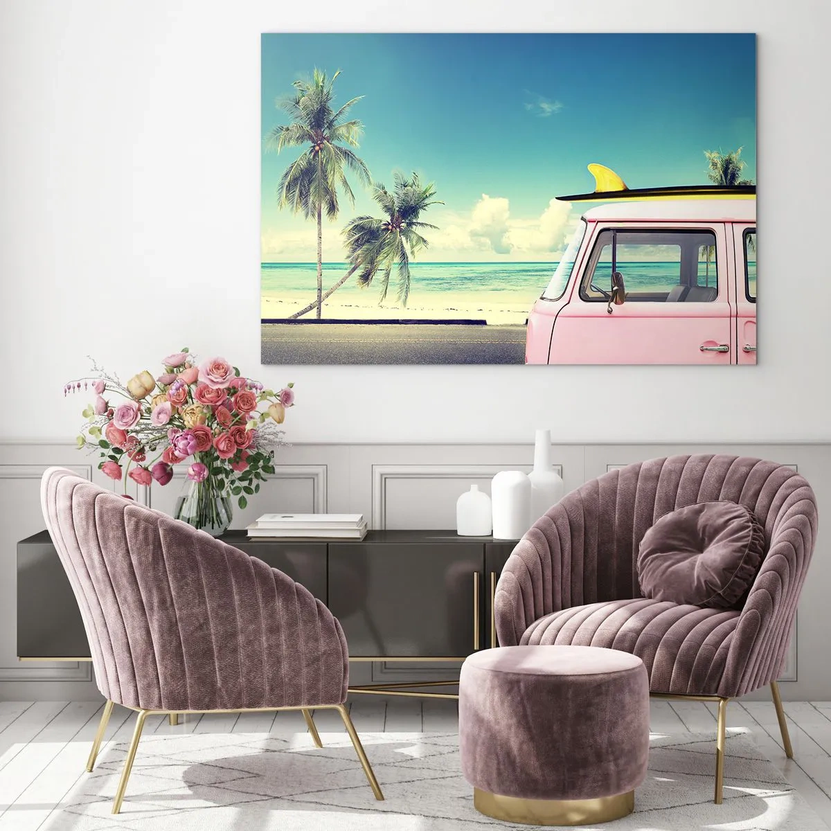 Glastavla - Bild på glas - En strand med palmer och en rosa retroskåpbil vid havet - 70x50cm - Dags att börja semester - Modern väggdekoration för vardagsrum och sovrum ARTTOR