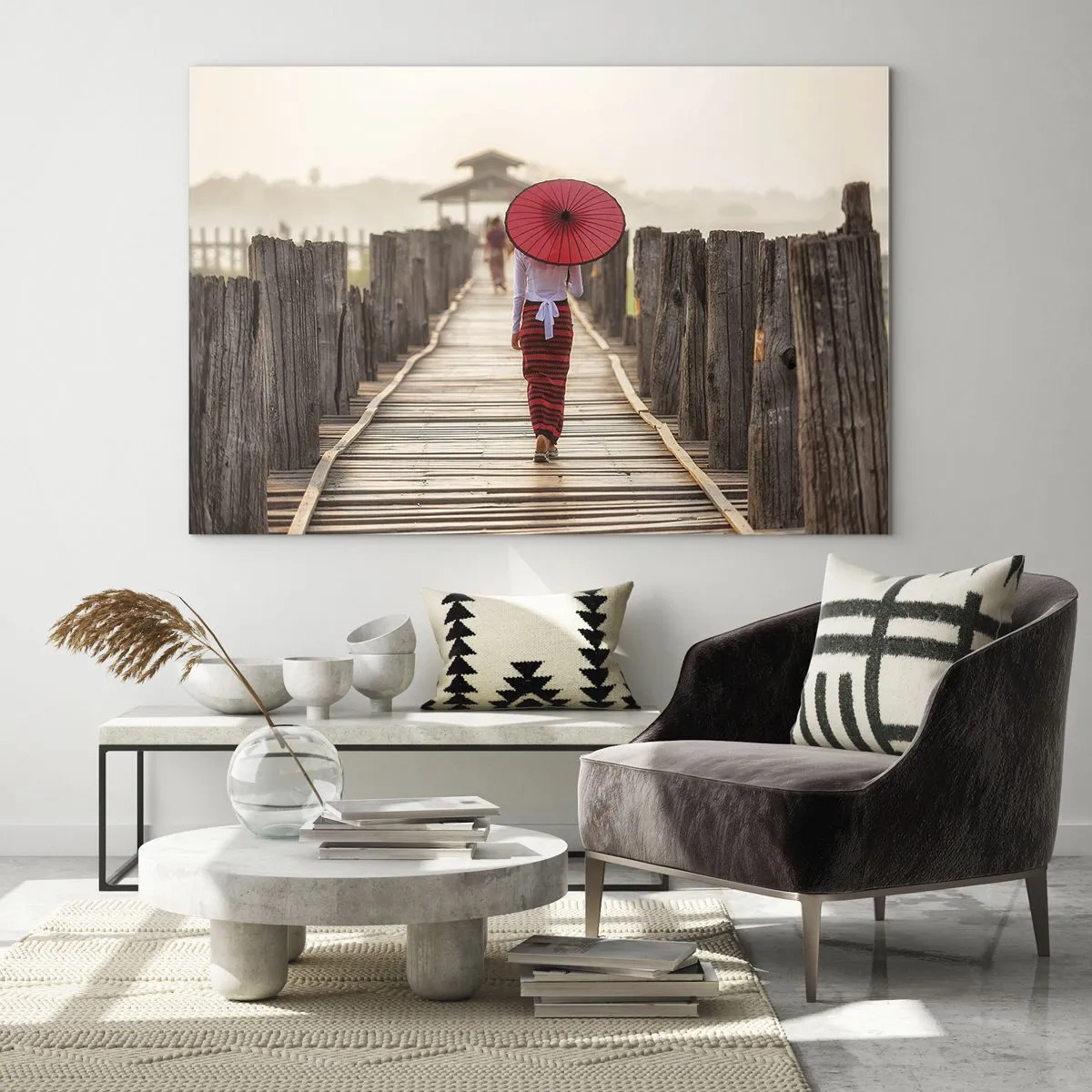 Glastavla - Bild på glas - En kvinna med ett rött paraply på en träbro - 70x50cm - På den gamla bron - Modern väggdekoration för vardagsrum och sovrum ARTTOR