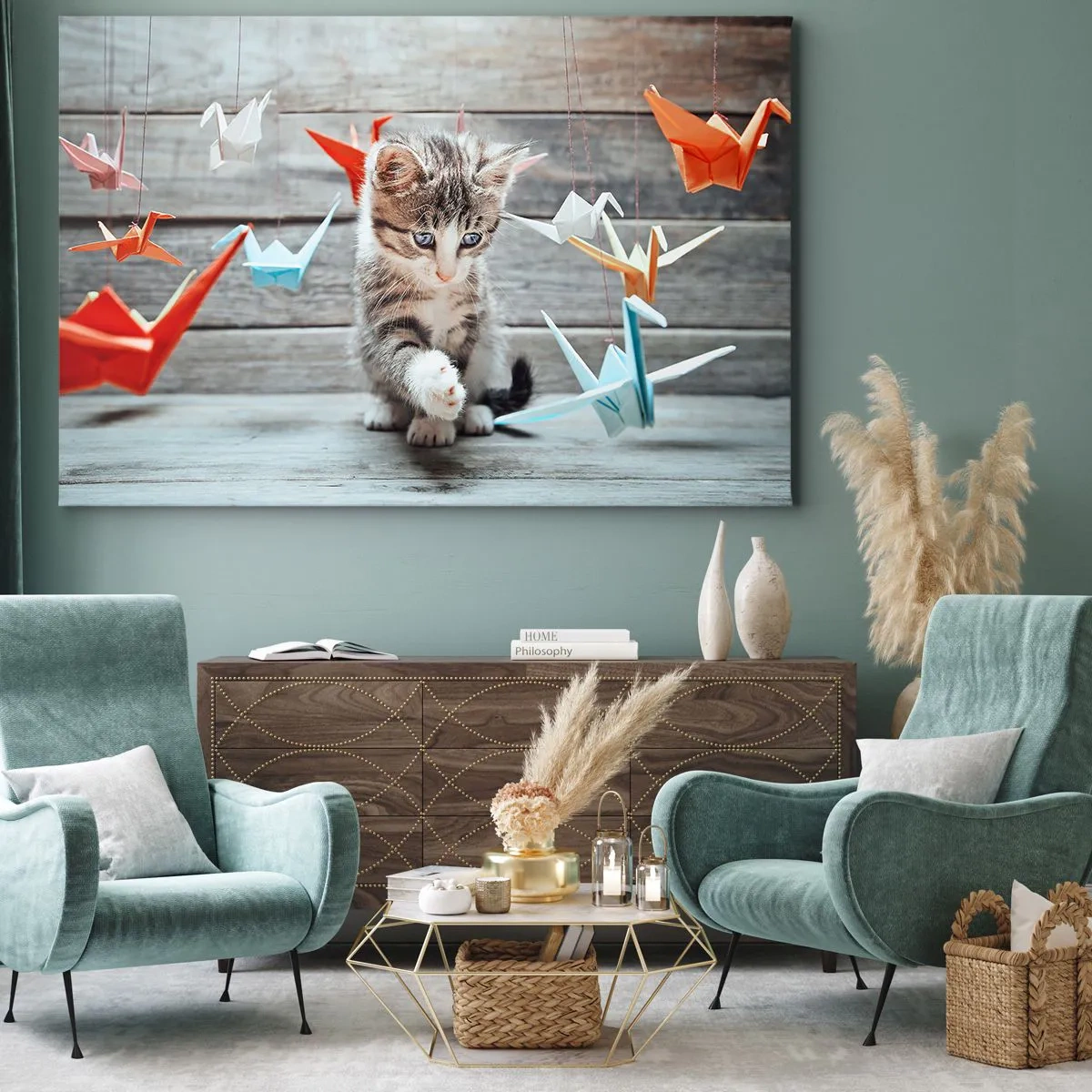 Canvastavla - Bild på duk - En kattunge som leker med hängande origamipapperstranor. - 70x50cm - Första lektionen - Modern väggdekoration för vardagsrum och sovrum ARTTOR