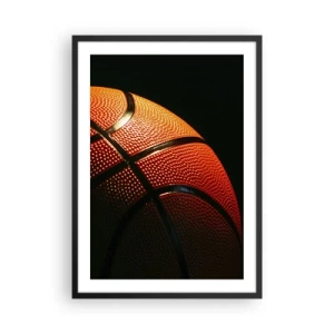Affisch i svart ram - Närbild av en basketboll i rampljuset - 50x70cm - Vacker som planeten - Modern väggdekoration för vardagsrum och sovrum ARTTOR