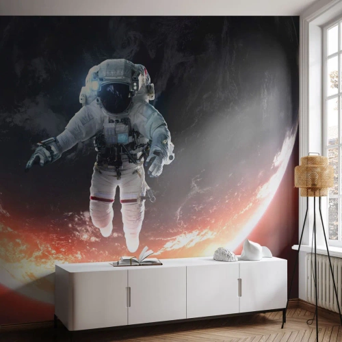 Fototapet Standard Eco - En astronaut som driver i rymden ovanför en planet - 100x70cm - Får jag stanna en stund till? - Modern väggdekoration för vardagsrum och sovrum ARTTOR