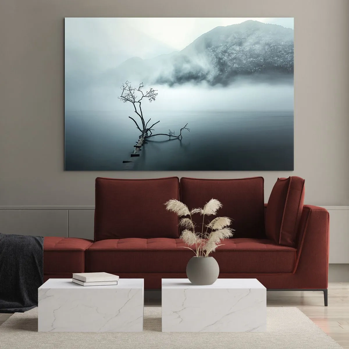Glastavla - Bild på glas - Ett ensamt träd mot bakgrund av berg höljda i dimma över vattnet - 70x50cm - Ut ur vatten och dimma - Modern väggdekoration för vardagsrum och sovrum ARTTOR