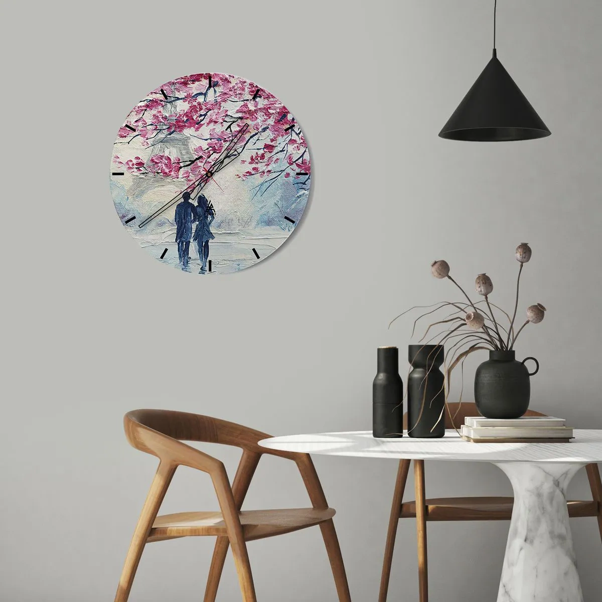 Väggklocka - Klocka på glas - En romantisk bild av ett par under blommande rosa träd - 30x30cm - Romantisk promenad - Modern väggdekoration för vardagsrum, kök och sovrum ARTTOR
