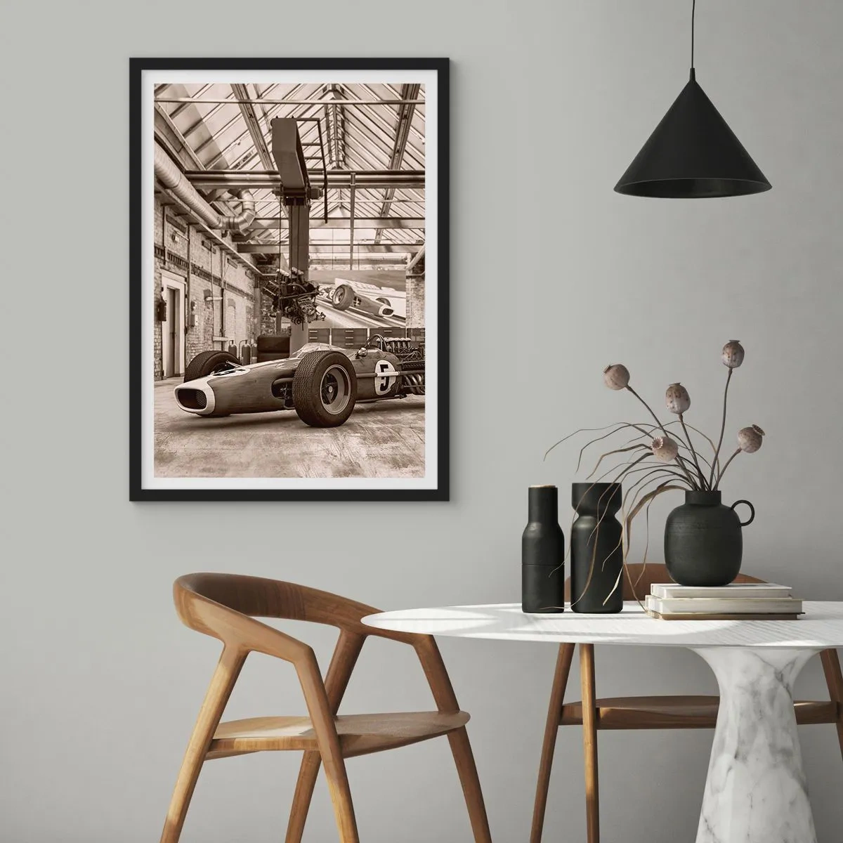 Affisch i svart ram - Ikonisk racerbil i industriell interiör - 50x70cm - Segrarens vila - Modern väggdekoration för vardagsrum och sovrum ARTTOR