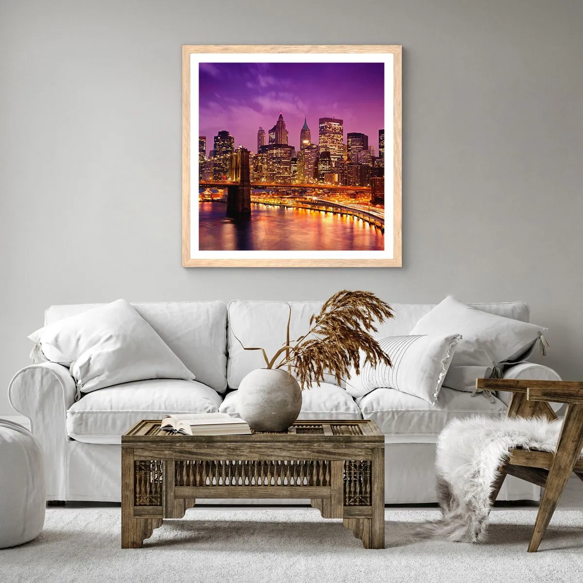 Affisch i ram av ljusek - Manhattan i violett och guld - 30x30 cm