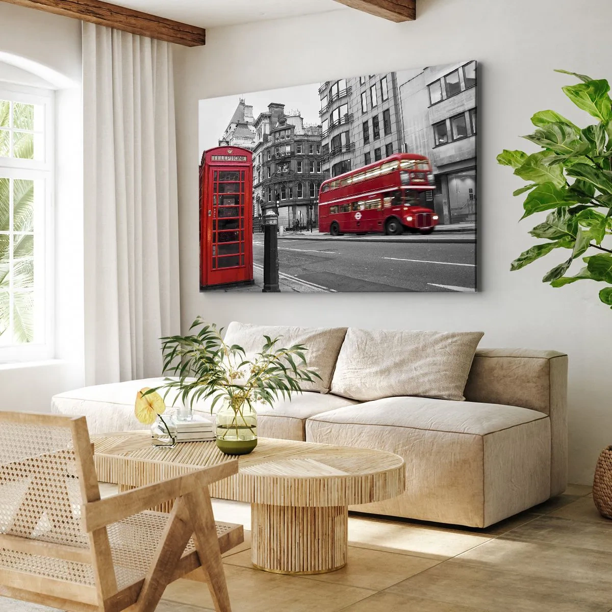 Canvastavla - Bild på duk - En röd telefonkiosk och en dubbeldäckarbuss i London med staden i bakgrunden - 70x50cm - Rödast i Europa - Modern väggdekoration för vardagsrum och sovrum ARTTOR
