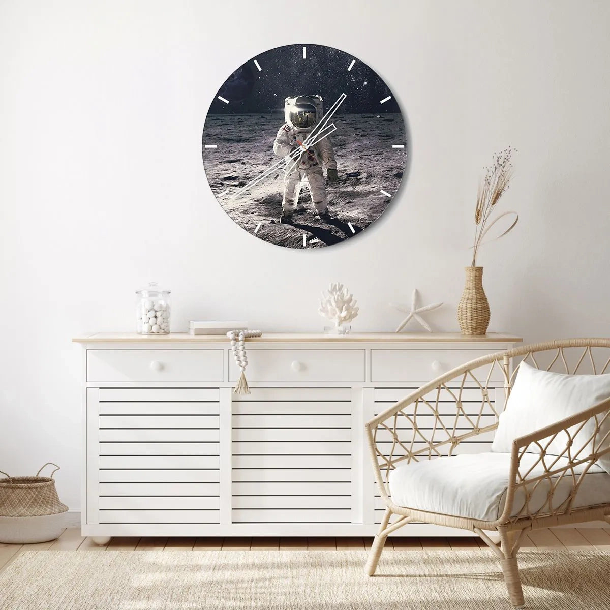 Väggklocka - Klocka på glas - Astronaut på månens yta - 30x30cm - Hälsningar från månen - Modern väggdekoration för vardagsrum, kök och sovrum ARTTOR