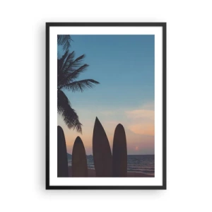 Affisch i svart ram - Surfbrädor på stranden med en solnedgång och palmer i bakgrunden - 50x70cm - Imorgon blir det också kul - Modern väggdekoration för vardagsrum och sovrum ARTTOR