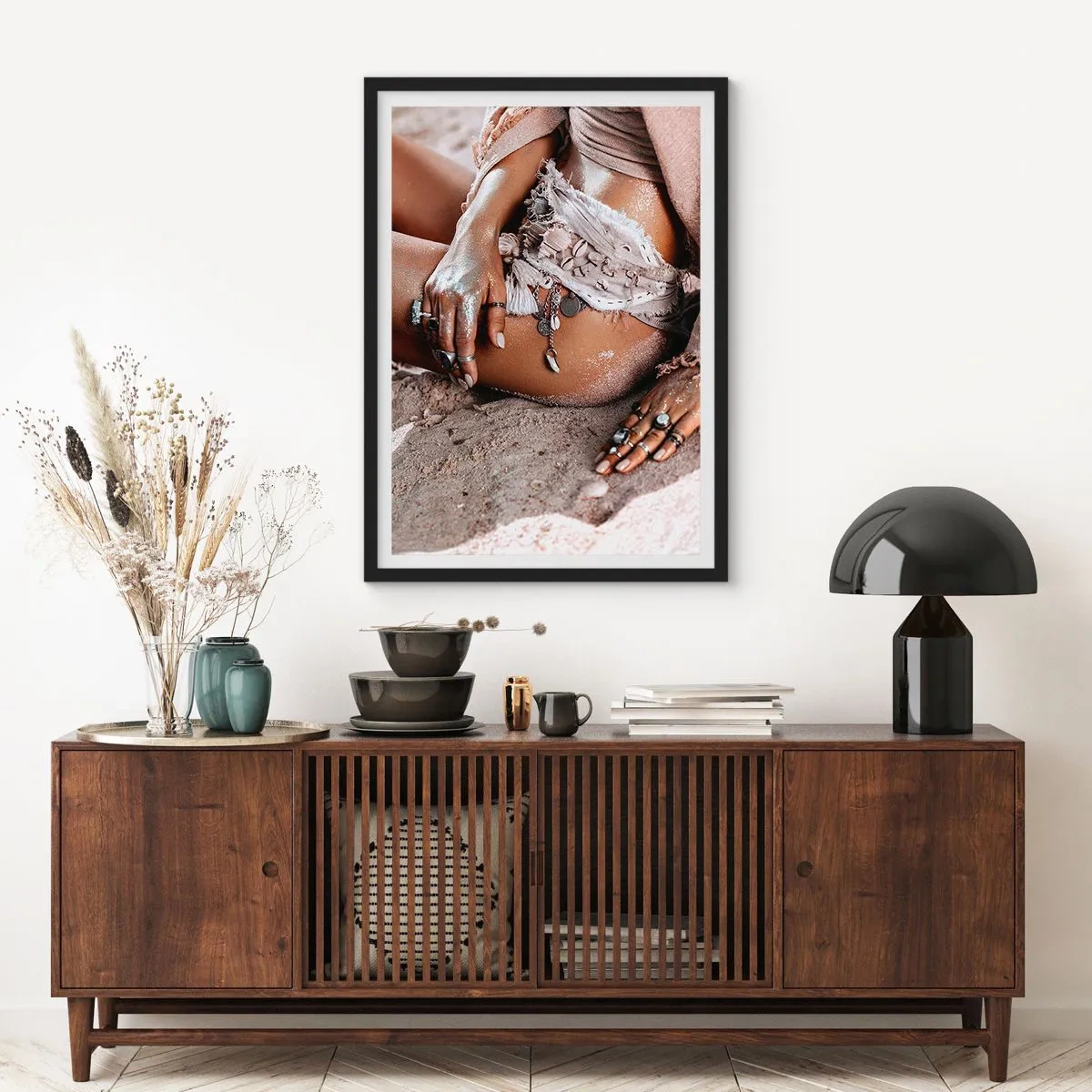 Affisch i svart ram - Boho stil kvinna på en sandstrand med snäckskaldekorationer - 50x70cm - Utkastad av vågorna? - Modern väggdekoration för vardagsrum och sovrum ARTTOR