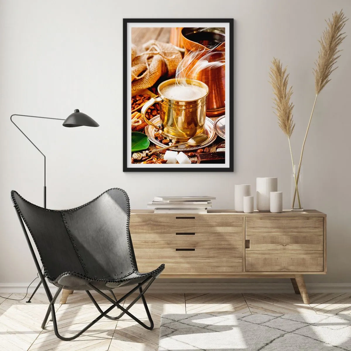 Affisch i svart ram - En gyllene mugg med varmt kaffe och ånga på en bakgrund av kaffebönor. - 50x70cm - Ha en trevlig dag! - Modern väggdekoration för vardagsrum och sovrum ARTTOR
