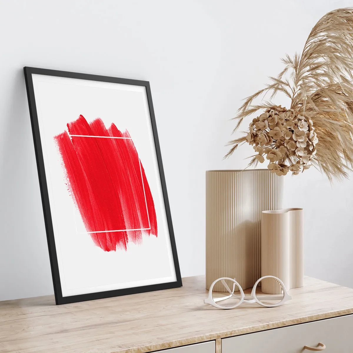 Affisch i svart ram - Röd pensel med vit kontur i minimalistisk stil - 50x70cm - Utanför ramen - Modern väggdekoration för vardagsrum och sovrum ARTTOR
