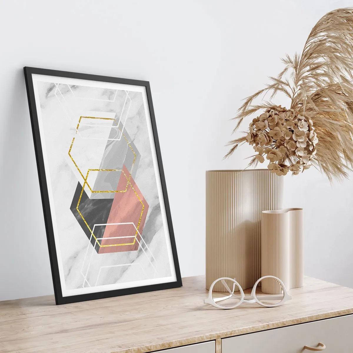 Affisch i svart ram - Geometriska hexagoner på en marmorbakgrund - 50x70cm - Kedjekomposition - Modern väggdekoration för vardagsrum och sovrum ARTTOR