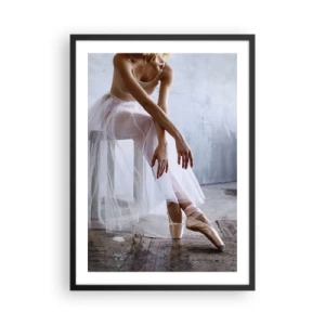 Affisch i svart ram - En ballerina i en delikat pose mot en industriell bakgrund - 50x70cm - Innan rampljuset tänds - Modern väggdekoration för vardagsrum och sovrum ARTTOR