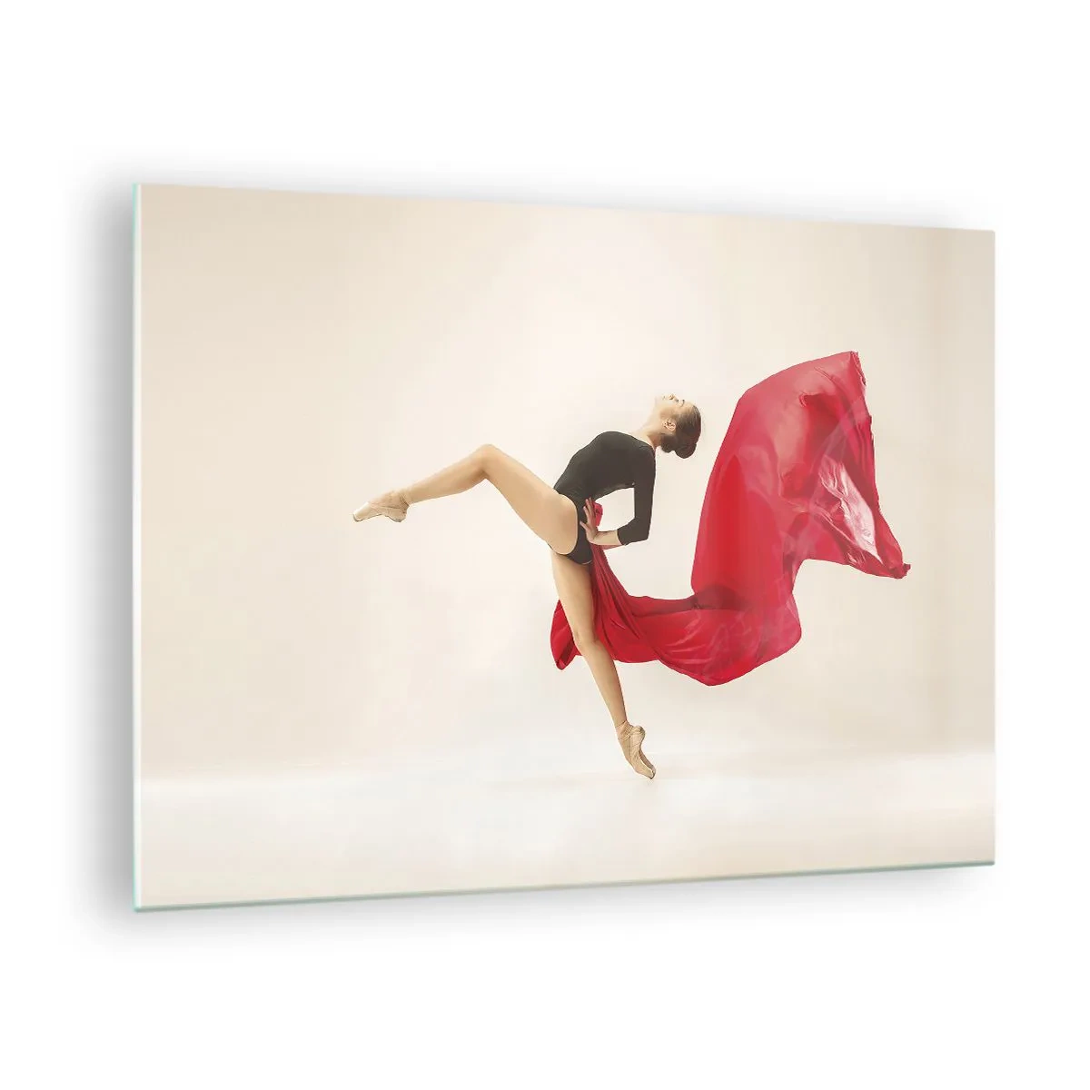 Glastavla - Bild på glas - En dansare i ett dynamiskt hopp med rött tyg - 70x50cm - Röd och svart - Modern väggdekoration för vardagsrum och sovrum ARTTOR