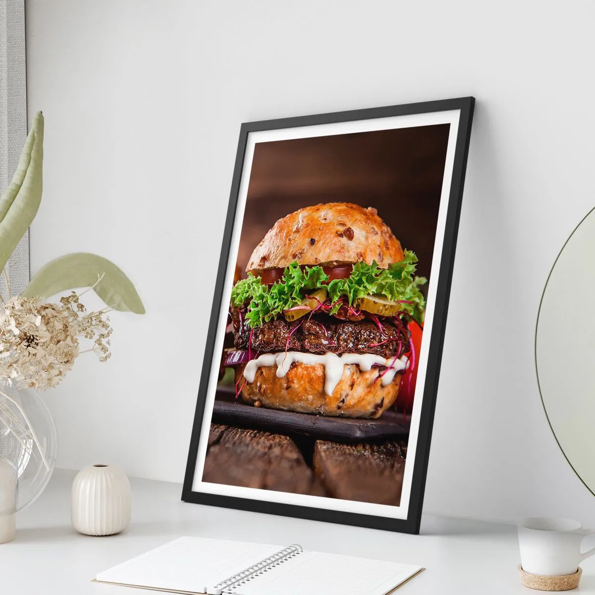 Affisch i svart ram - Aptitretande hamburgare med grönsaker och sås - 50x70cm - American dream - Modern väggdekoration för vardagsrum och sovrum ARTTOR