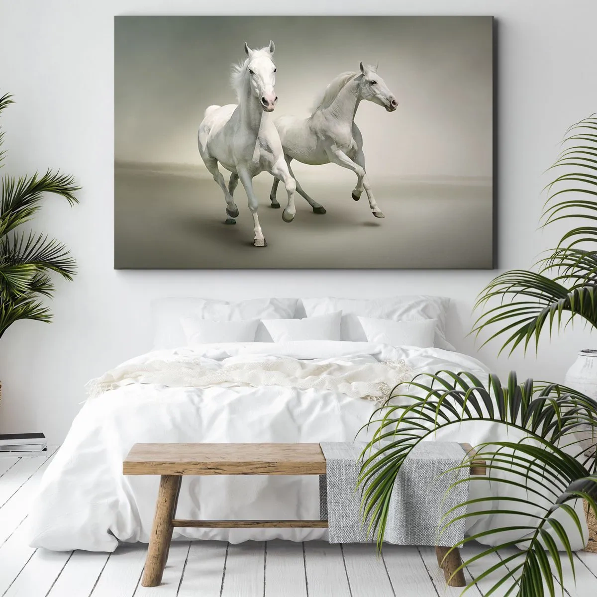 Canvastavla - Bild på duk - Två vita hästar galopperar mot en ljus bakgrund - 70x50cm - White power! - Modern väggdekoration för vardagsrum och sovrum ARTTOR