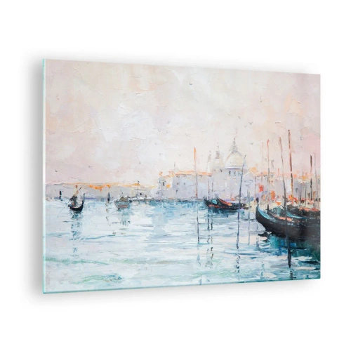 Glastavla - Bild på glas - Impressionistiskt landskap med båtar och byggnader - 70x50cm - Bortom vatten, bortom dimma - Modern väggdekoration för vardagsrum och sovrum ARTTOR