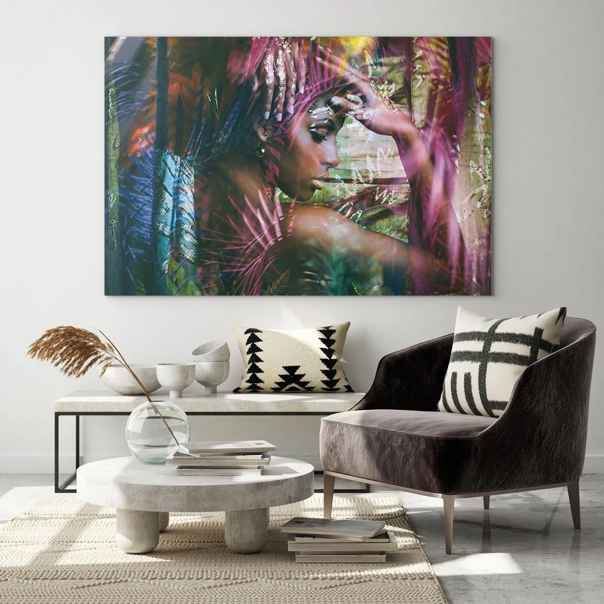 Glastavla - Bild på glas - Ett kvinnoporträtt bland tropiska löv och ljusreflektioner. - 70x50cm - Moder Naturen i djungeln - Modern väggdekoration för vardagsrum och sovrum ARTTOR