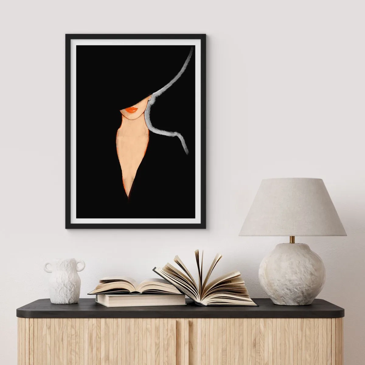 Affisch i svart ram - En kvinna i hatt med röda läppar mot svart bakgrund - 50x70cm - Elegans och stil - Modern väggdekoration för vardagsrum och sovrum ARTTOR