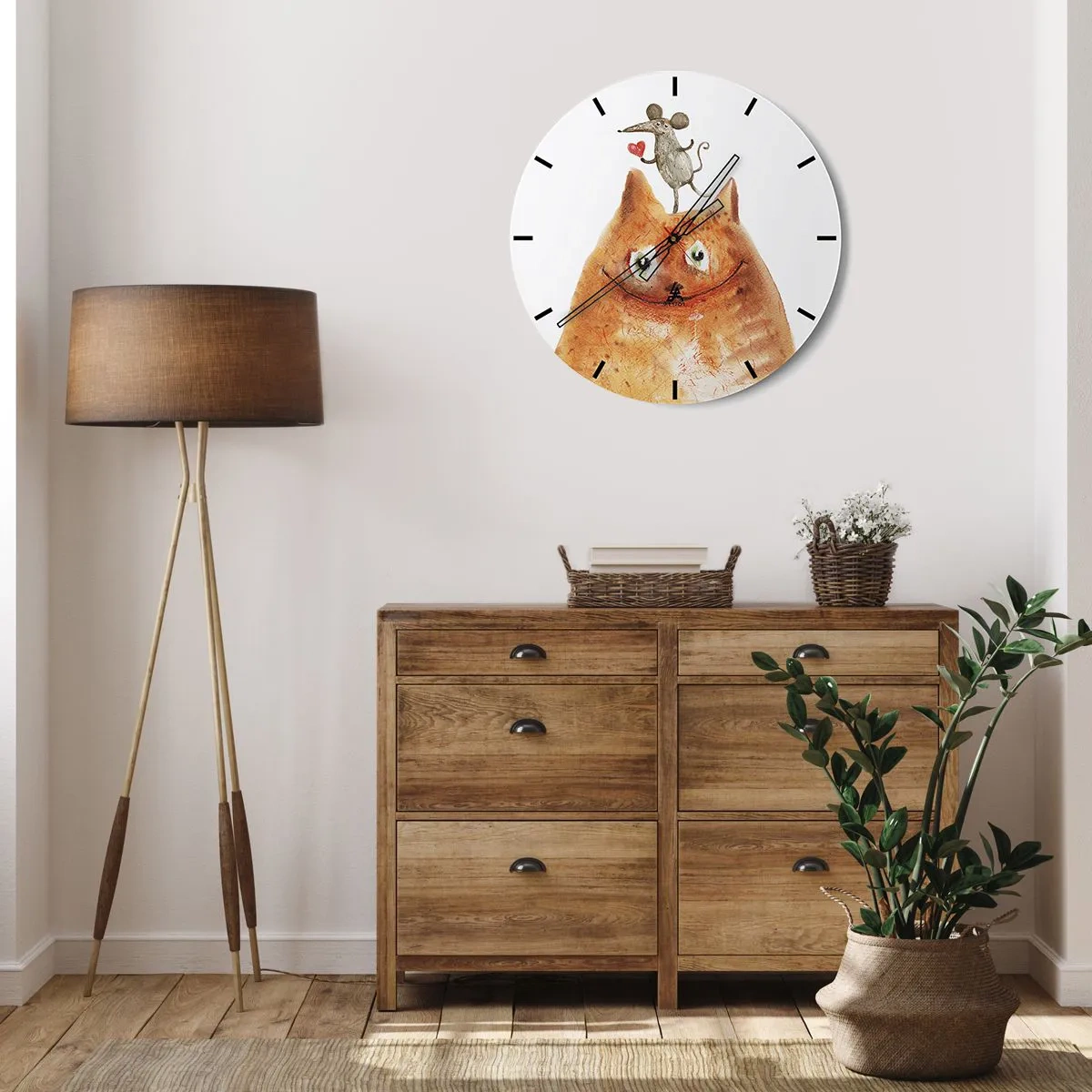 Väggklocka - Klocka på glas - Illustration av en katt och mus med ett hjärta i humoristisk stil - 30x30cm - Kärlekens paradoxer - Modern väggdekoration för vardagsrum, kök och sovrum ARTTOR