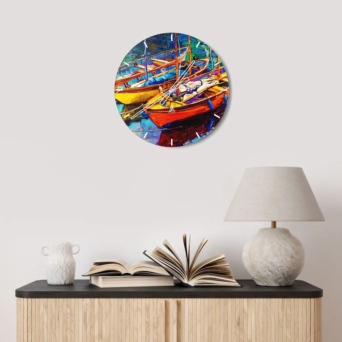 Väggklocka - Klocka på glas - Färgglada båtar i hamnen - 30x30cm - På ett färgtjockt vatten - Modern väggdekoration för vardagsrum, kök och sovrum ARTTOR