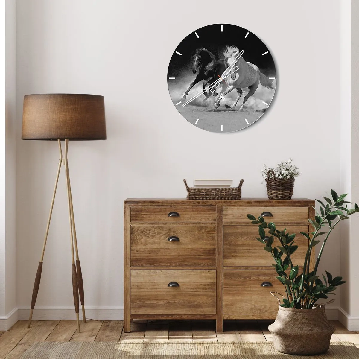 Väggklocka - Klocka på glas - Ett svartvitt motiv av galopperande hästar mot en dammig bakgrund. - 30x30cm - Frihetens galopp - Modern väggdekoration för vardagsrum, kök och sovrum ARTTOR