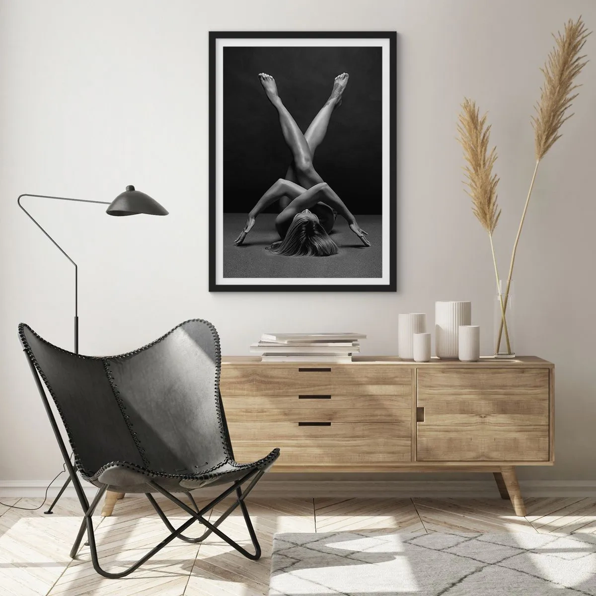 Affisch i svart ram - En konstnärlig tolkning av en kvinnlig silhuett i svartvitt - 50x70cm - Nakenhetens geometri - Modern väggdekoration för vardagsrum och sovrum ARTTOR