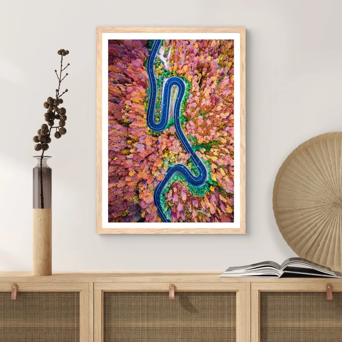 Affisch i ram av ljusek - Slingrande väg genom skogen - 30x40 cm