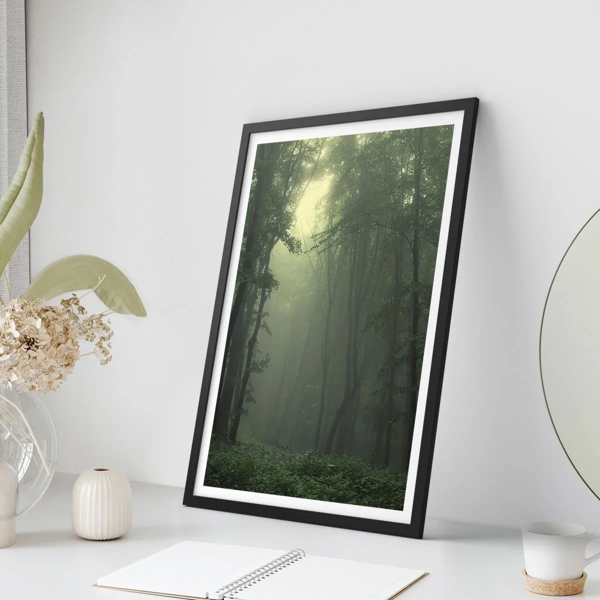 Affisch i svart ram - Dimmiga träd i en grön skog - 50x70cm - Innan skogen vaknar - Modern väggdekoration för vardagsrum och sovrum ARTTOR