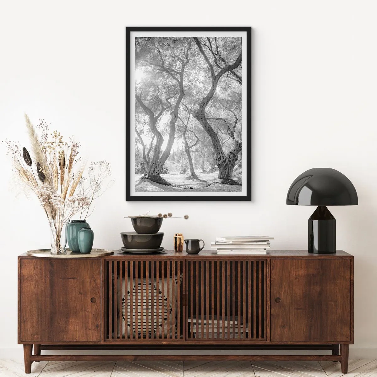 Affisch i svart ram - Svartvitt fotografi av slingrande träd i solljuset - 50x70cm - I en olivlund - Modern väggdekoration för vardagsrum och sovrum ARTTOR