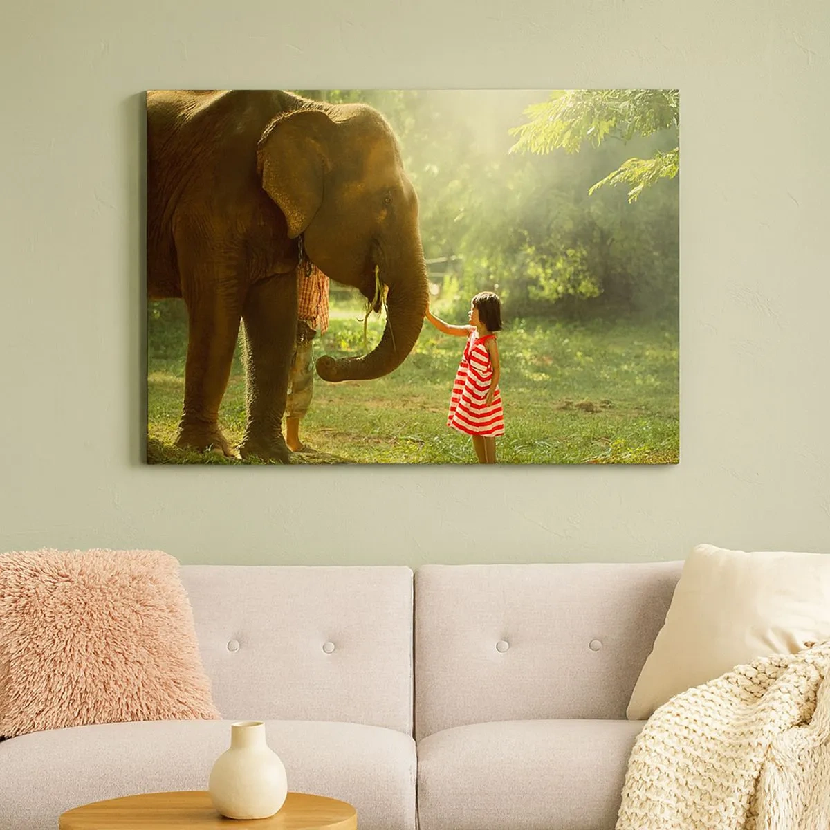 Canvastavla - Bild på duk - En flicka i en röd klänning som rör vid en elefant i skogen. - 70x50cm - Vänskapens styrka - Modern väggdekoration för vardagsrum och sovrum ARTTOR