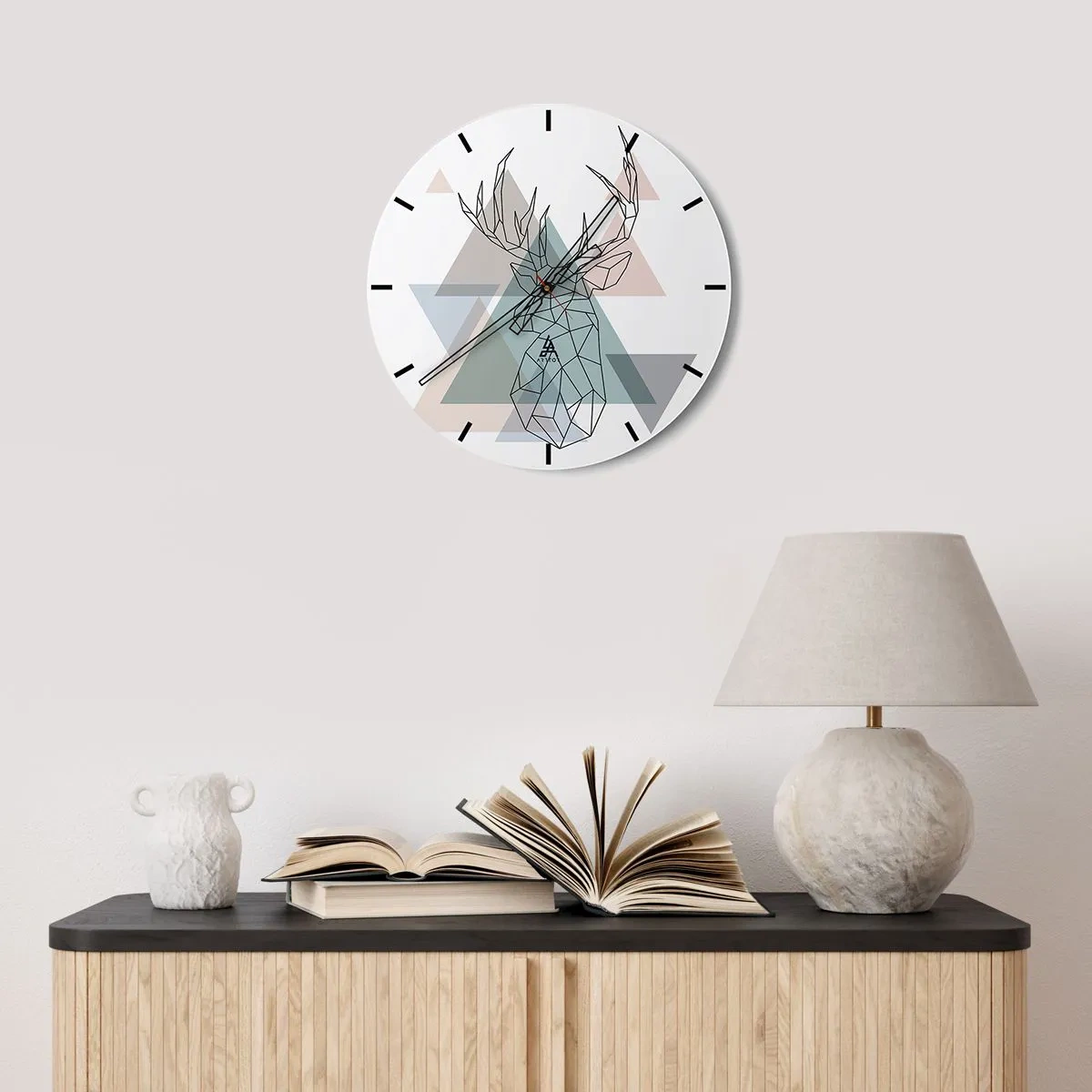 Väggklocka - Klocka på glas - Geometrisk bild av en hjort mot en bakgrund av trianglar - 30x30cm - I en geometrisk skog - Modern väggdekoration för vardagsrum, kök och sovrum ARTTOR