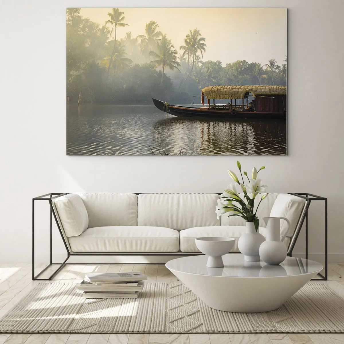 Glastavla - Bild på glas - En båt på en lugn flod omgiven av palmer på morgonen - 70x50cm - Hus på floden - Modern väggdekoration för vardagsrum och sovrum ARTTOR