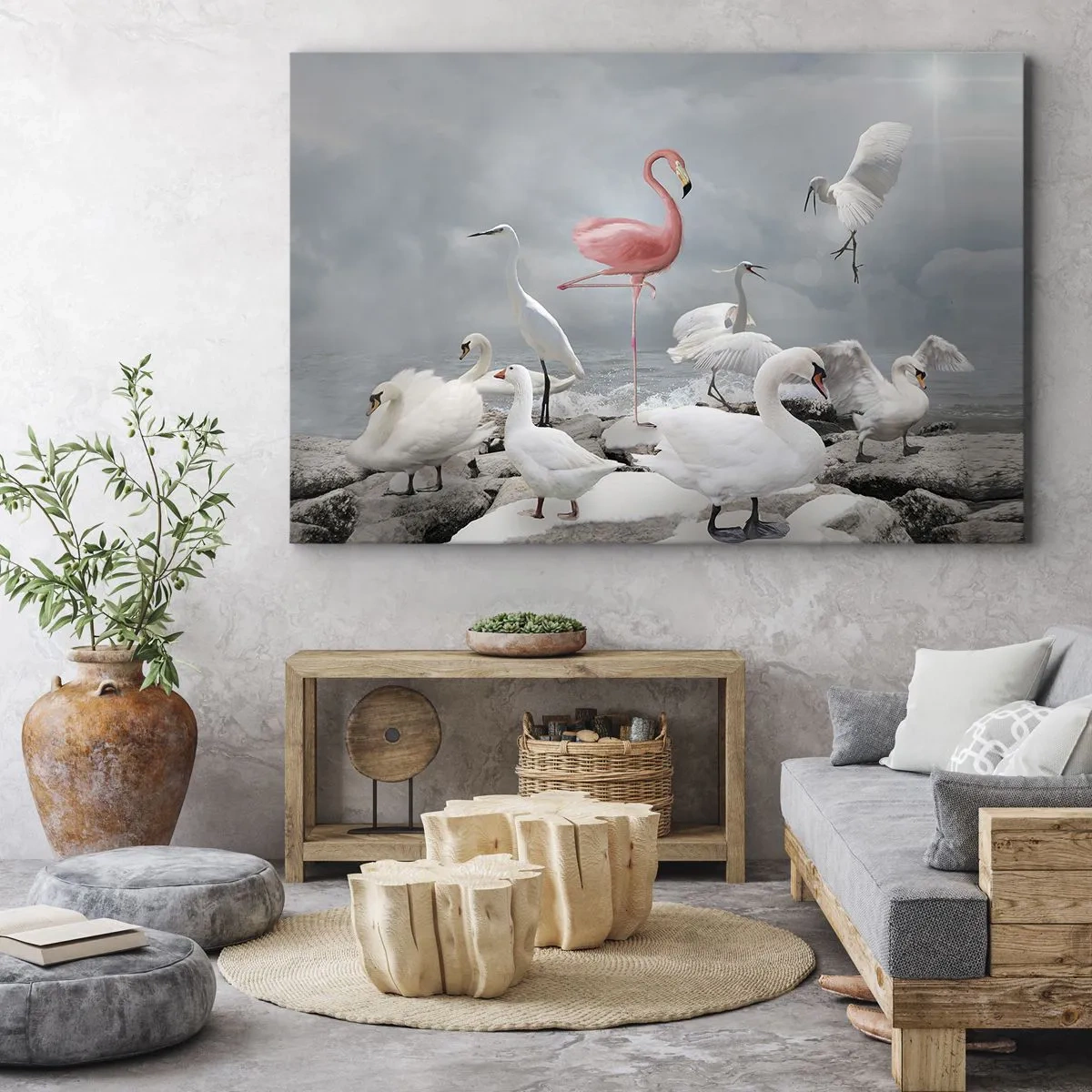 Canvastavla - Bild på duk - En rosa flamingo bland vita svanar mot bakgrund av en sjö - 70x50cm - Hur har jag hamnat här? - Modern väggdekoration för vardagsrum och sovrum ARTTOR