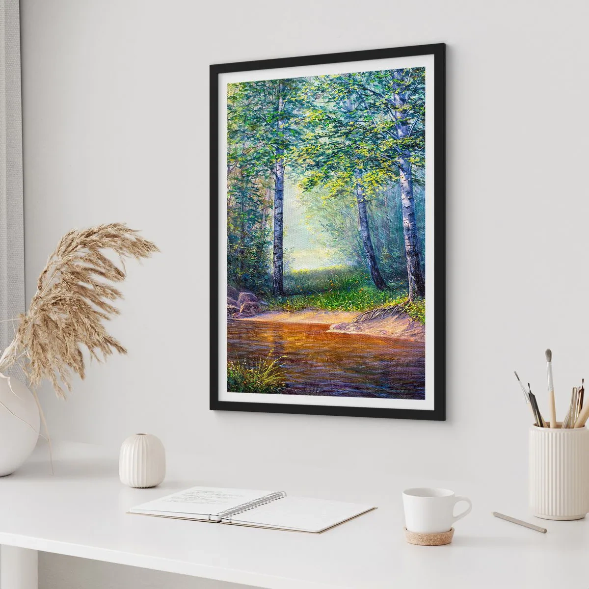 Affisch i svart ram - En skogsglänta med björkar och en bäck i solens strålar - 50x70cm - Idyllisk vy - Modern väggdekoration för vardagsrum och sovrum ARTTOR
