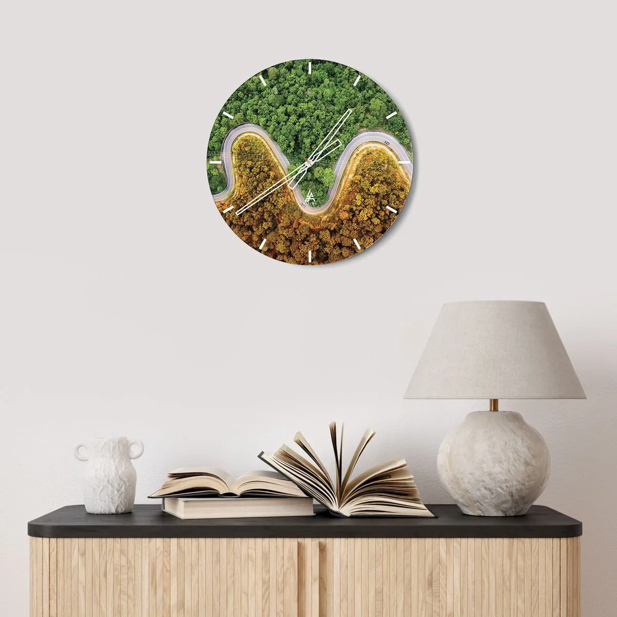 Väggklocka - Klocka på glas - En slingrande asfaltväg som skär genom skogen sedd ovanifrån - 30x30cm - Gränser och genombrott - Modern väggdekoration för vardagsrum, kök och sovrum ARTTOR