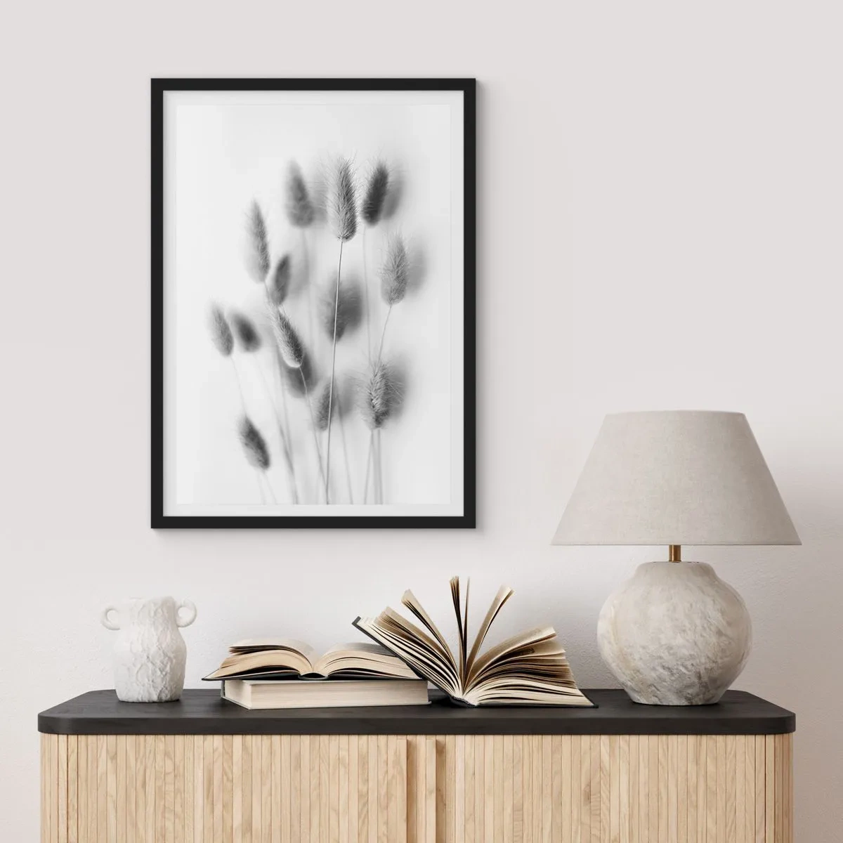 Affisch i svart ram - Svarta och vita fluffiga öron av gräs - 50x70cm - Fluffigt gräs - Modern väggdekoration för vardagsrum och sovrum ARTTOR