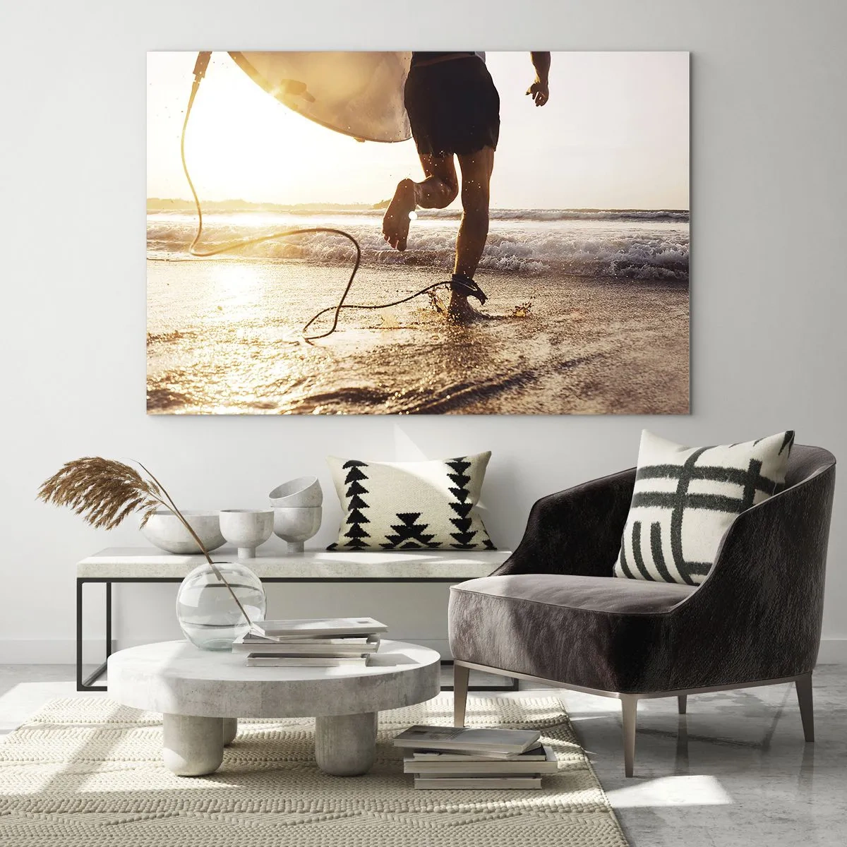 Glastavla - Bild på glas - En surfare springer med sin bräda längs stranden i solnedgången. - 70x50cm - Möta vågorna - Modern väggdekoration för vardagsrum och sovrum ARTTOR