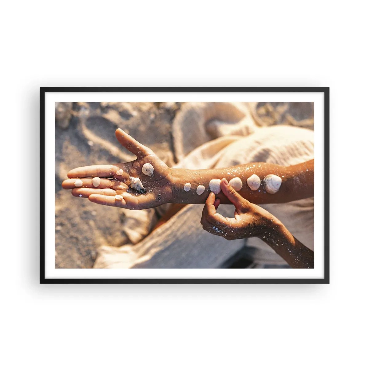 Affisch i svart ram - Skönhet inom handens räckvidd - 91x61 cm