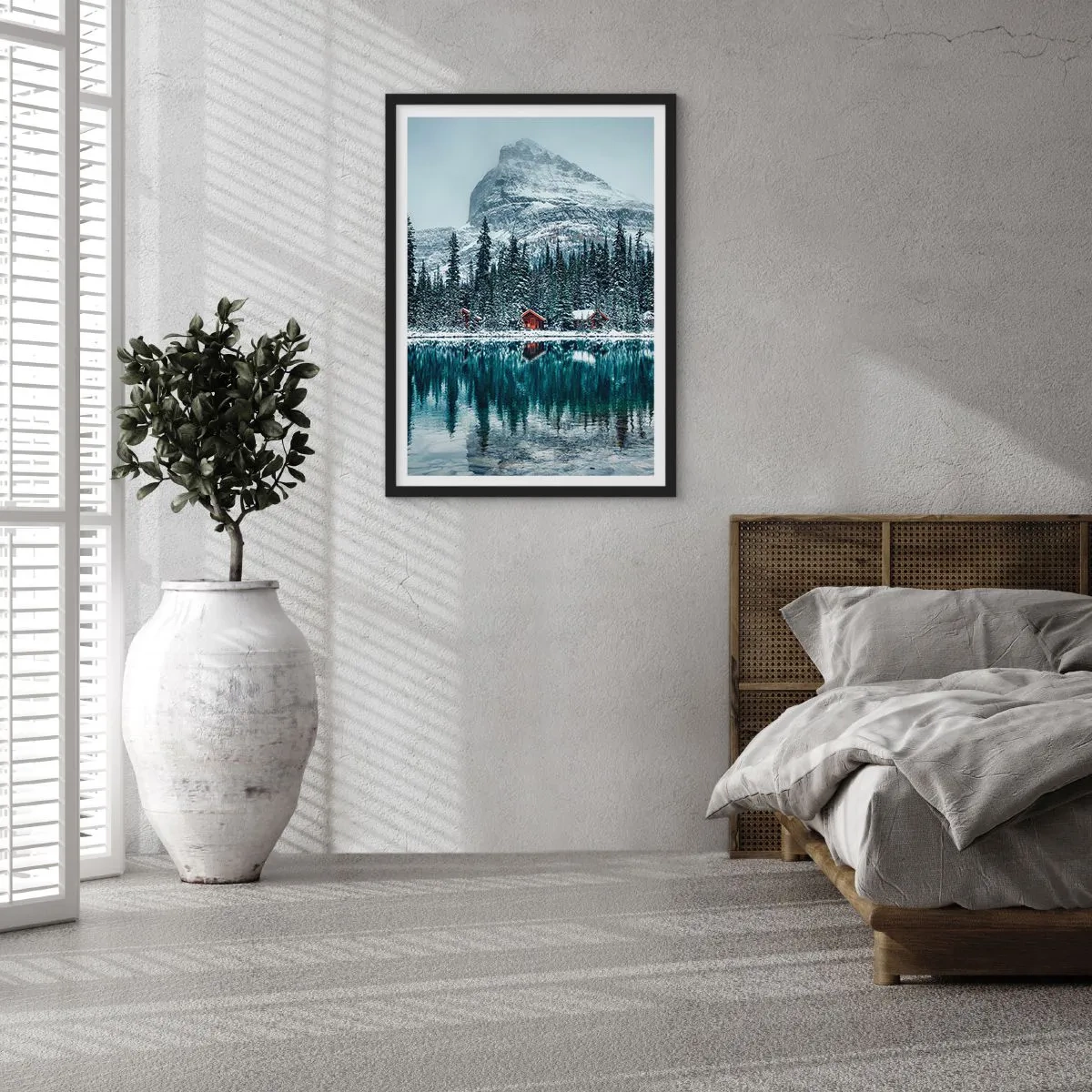 Affisch i svart ram - Vinterlandskap med stugor vid sjön och ett berg i bakgrunden - 50x70cm - Kanadensisk tillflyktsort - Modern väggdekoration för vardagsrum och sovrum ARTTOR