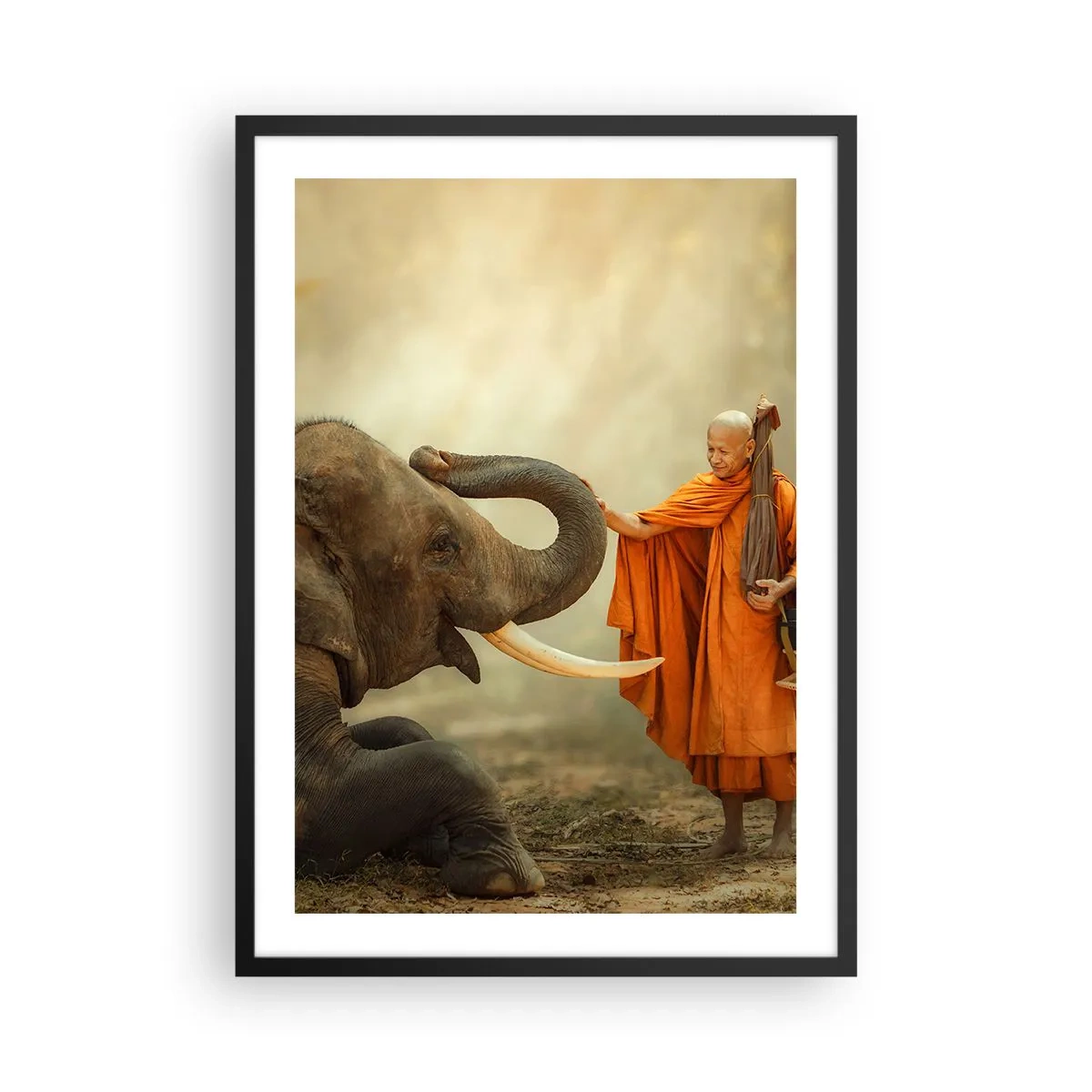 Affisch i svart ram - En munk i en orange mantel med en elefant i bakgrunden - 50x70cm - Ett möte under resan - Modern väggdekoration för vardagsrum och sovrum ARTTOR