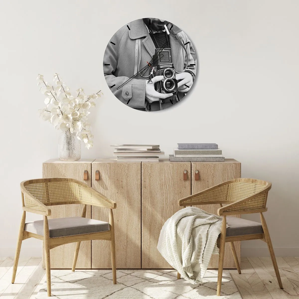 Väggklocka - Klocka på glas - Man med en retro analog kamera - 30x30cm - I retrostil - Modern väggdekoration för vardagsrum, kök och sovrum ARTTOR